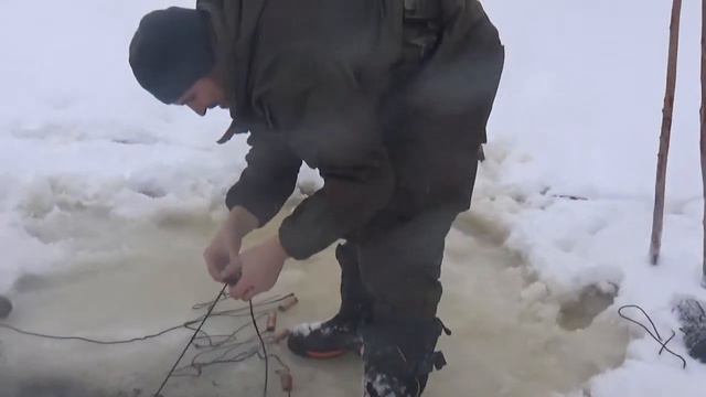 В первый раз в жизни проверяю сеть в тайге. Охотник "принимает экзамен" смотреть онлайн