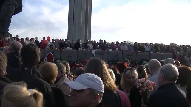 текст про волонтёров 9 5 2015 у памятника Победе в Риге смотреть онлайн