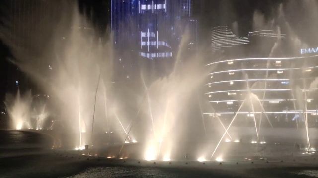 DANCING FOUNTAIN IN DUBAI MALL смотреть онлайн