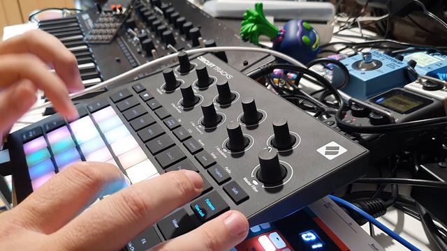 Изучаю Circuit Tracks. Пробую джемы смотреть онлайн