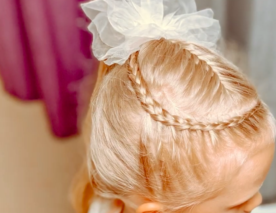 Быстрая Легкая Красивая Прическа с Бантом. Косички для детей смотреть онлайн