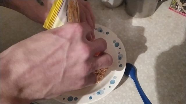 живу на 30 рублей в день / Дегустирую китайскую лапшу / куриные лапки смотреть онлайн