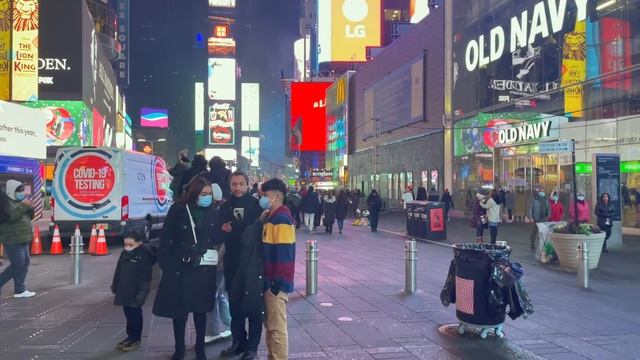 New York Midtown Manhattan - Macy's Holiday Windows 2021 - Times Square Walk At Night смотреть онлайн