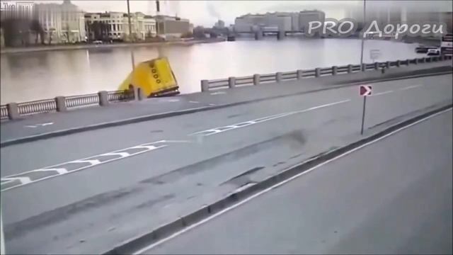 Фура упала в реку Нева на Выборгской набережной в Санкт-Петербурге!