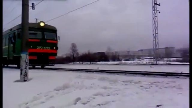 Поезд и снеговик