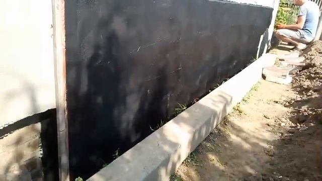 ? Нанесение битумной мастики. Смотреть как работает человек. смотреть онлайн