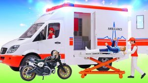 Авария: мотоцикл врезался в такси! Развивающие мультики про машинки-помощники Брудер для детей