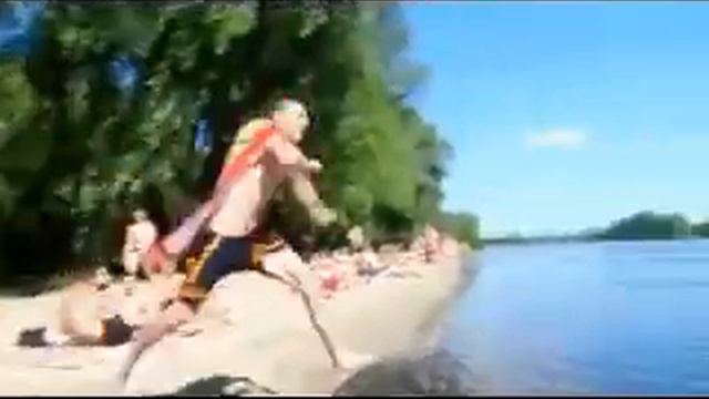 Супер герой ныряет в воду. Superhero dives into the water смотреть онлайн