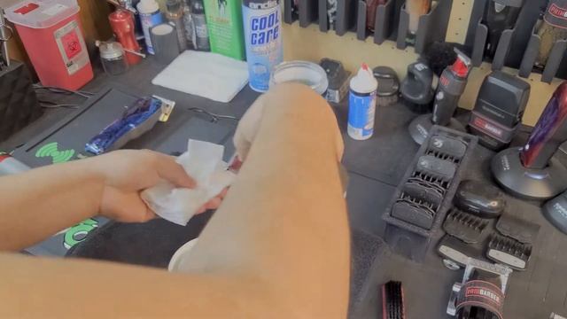 How to Deep Clean your clippers, without taking the clipper APART!! смотреть онлайн