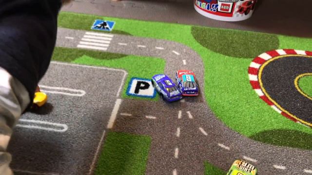 Disney Pixar Cars 3 : Mattel & TOMICA Die-cast Car Play смотреть онлайн