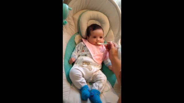 Даниэлю 3 месяца,кормим первый раз