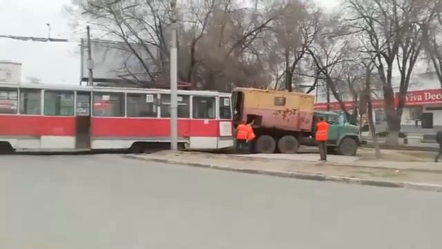 Трамвай сошел с рельсов смотреть онлайн