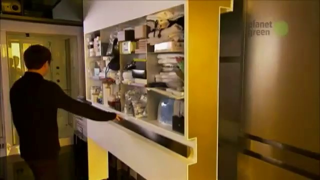 A Tiny Apartment Transforms Into 24 Rooms смотреть онлайн
