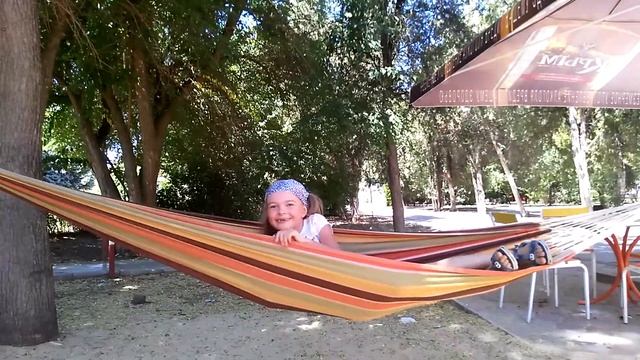 Саша спит в гамаке смотреть онлайн
