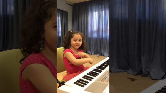 Анжелина учиться играть на пианино смотреть онлайн