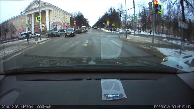 Нерешительная девушка на перекрестке смотреть онлайн