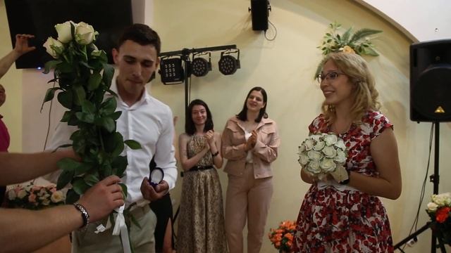 СДЕЛАЛ ПРЕДЛОЖЕНИЕ НА СВАДЬБЕ ДРУЗЕЙ ОЧЕНЬ ТРОГАТЕЛЬНО ДЕВУШКА В ШОКЕ ОНА СЛОВИЛА БУКЕТ смотреть онлайн