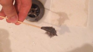 Как за 1 минуту очистить засор в ванной? Лайфхак для чистки сан узла