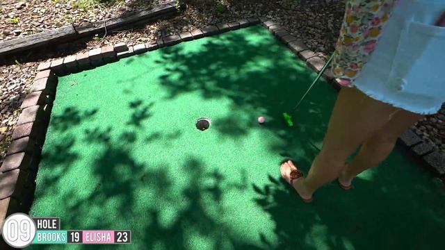 Weird and Never Before Seen Holes and A Hole In One At This Mini Golf Course! смотреть онлайн