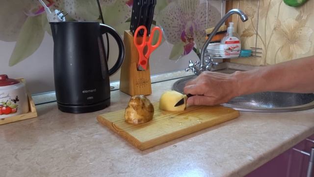 Одной правой, как почистить картофель одной рукой, смотреть онлайн