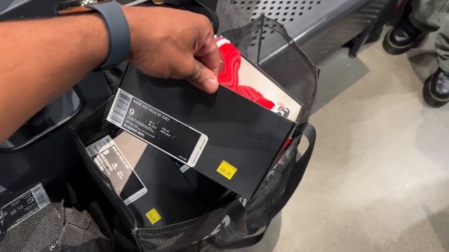 Nike Clearance Store has these 5 years old shoes for CHEAP!!! смотреть онлайн