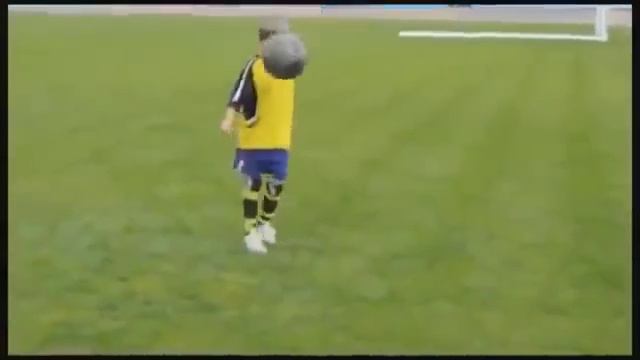 Футбольные финты Мальчик 6 лет творит чудеса с мячом смотреть онлайн