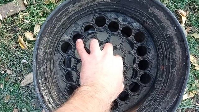 Самодельная коптильня из ВЕДРА. Коптим сало. смотреть онлайн