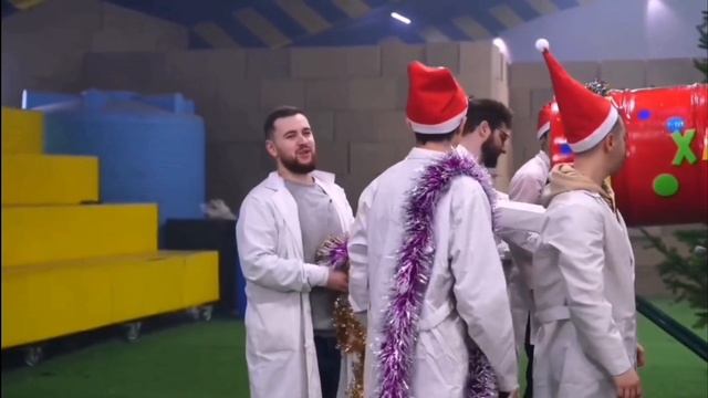 Что будет если из огромной хлопушкой нарядить ёлку? mamix смотреть онлайн