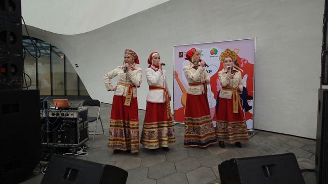 Фестиваль "Музыка в парке" Зарядье г.Москва , Фолк-группа "Диковина" №3 "Не пляшите,девки ,дюжа" смотреть онлайн