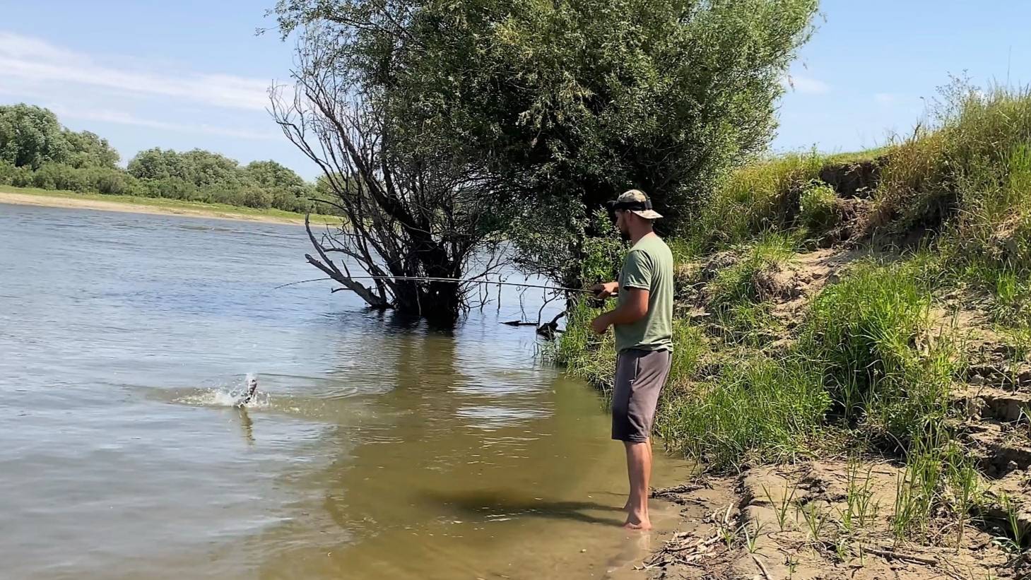 АСТРАХАНСКАЯ ЖАРА НЕ ПОМЕХА. КРУПНЫЕ СУДАКИ ЛОВЯТСЯ! ЛОВЛЯ НА СЪЕДОБНЫЙ СИЛИКОН. смотреть онлайн