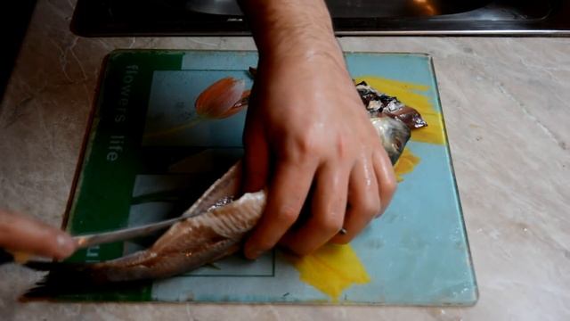 Как быстро почистить селедку смотреть онлайн