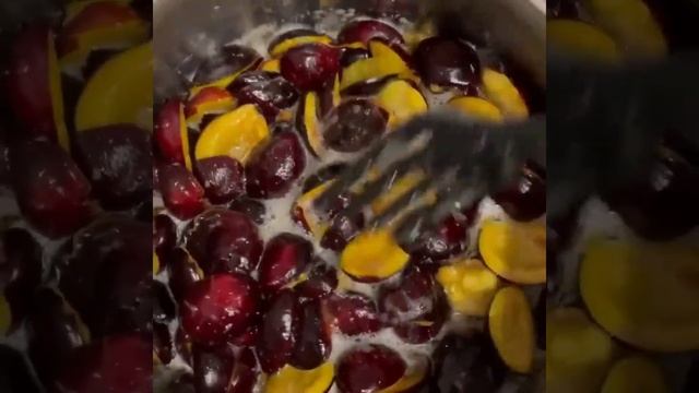 Шиколадно-сливовое варенье с грецкими орехами #shortvideo смотреть онлайн