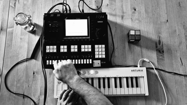 Retrowave With Yamaha QY700 - Inspired By Strangerthings