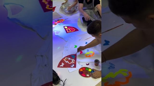 САМЫЙ КРУТОЙ МАСТЕР КЛАСС ДЛЯ ДЕТЕЙ В БАРНАУЛЕ - НЕОНОВАЯ РОСПИСЬ ФУТБОЛОК ОТ КРАСОЧНО смотреть онлайн