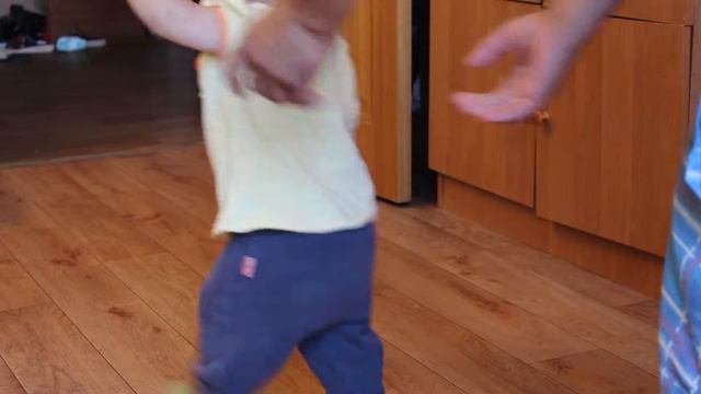 How learn to walk. Child's first steps #2. How To Teach a Child to Walk. смотреть онлайн