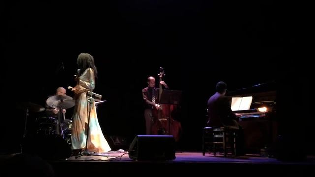 Alissa Sanders in Salvador смотреть онлайн