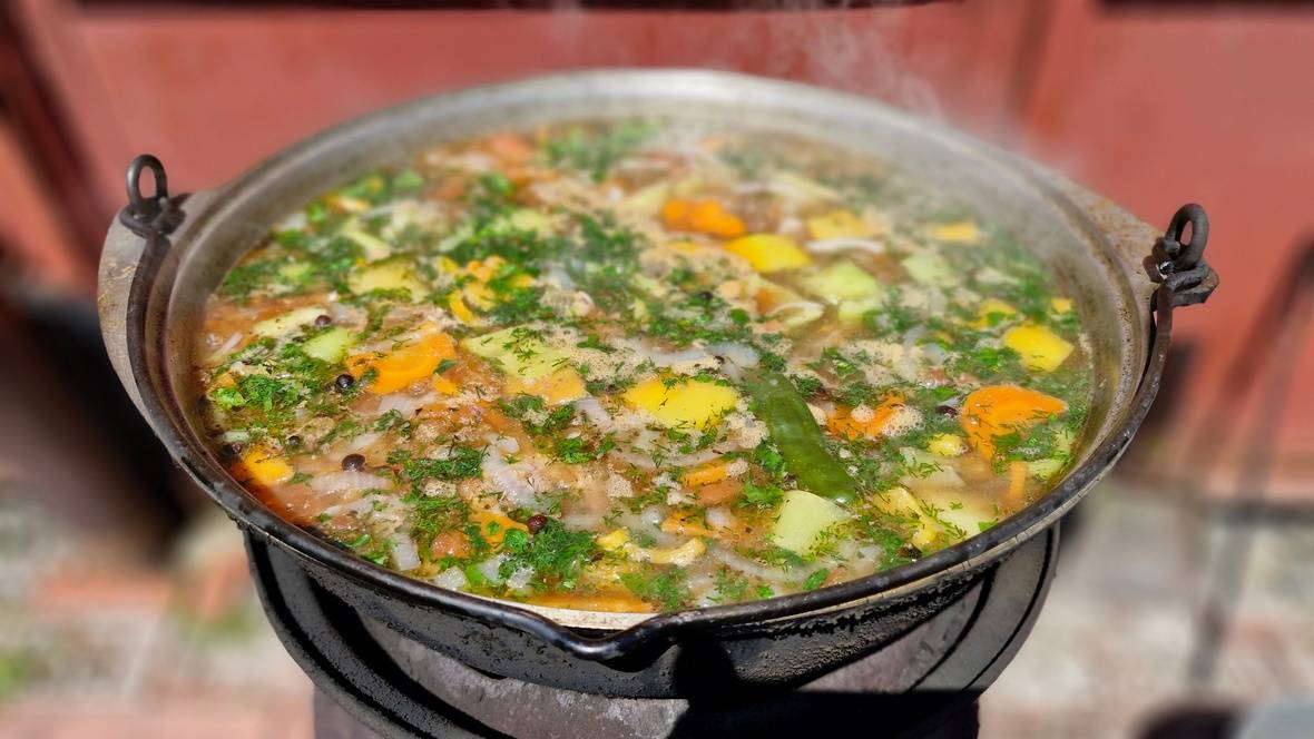 Шулюм в казане из говядины и свинины. смотреть онлайн