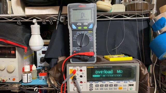Una comparación de precisión de Sanwa pc 7000 y fluke 8846A смотреть онлайн