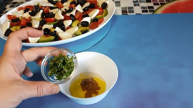 Салат из авокадо, помидор черри и сыра моцареллы. Пошаговый рецепт просто и вкусно. смотреть онлайн