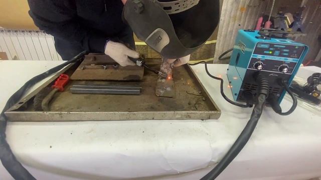 Какой сварочный аппарат выбрать? ВАРИМ БЕЗ ГАЗА сварочным полуавтоматом HANTEL MIG 220 ОБЗОР смотреть онлайн