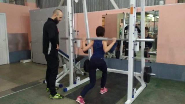 Девочки делают выпады. смотреть онлайн