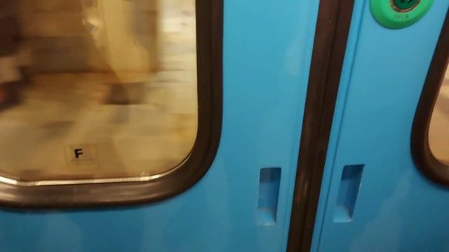 Электропоезд 81-760/761 «Ока» на Калининской линии Московского Метрополитена смотреть онлайн