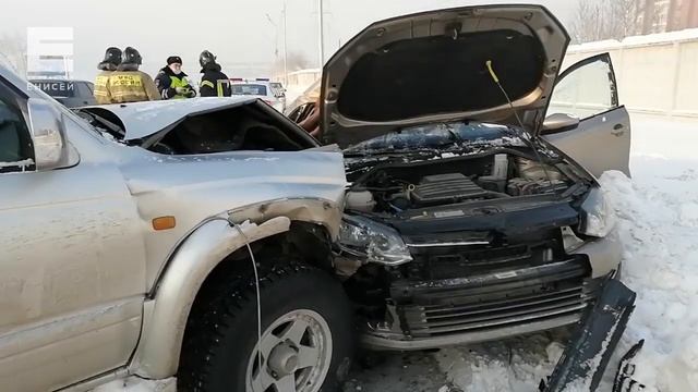 В центре Красноярска водитель Volkswagen не справилась с управлением и погубила пассажира смотреть онлайн