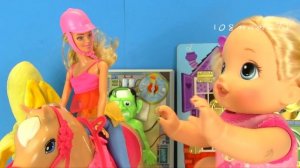 Упала с Лошадки Накладываем Гипс! Мультики Как Мама Играет в Куклы Беби Бон 108мама тв