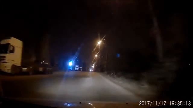 В Одессе на Пересыпи фура свалилась в ливневку и застряла смотреть онлайн