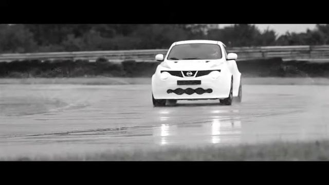 Nissan Juke-R à moteur V6 biturbo 3.8 Litres de 545 chevaux смотреть онлайн