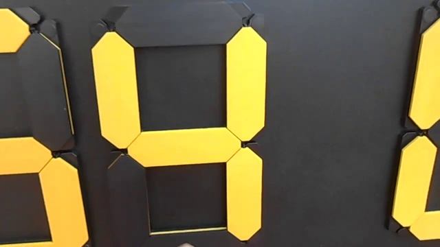 Scoreboard with yellow flip numbers | Short video of a simple sports scoreboard | Make one yourself смотреть онлайн