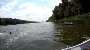 Лодка на ходу перевернулась.