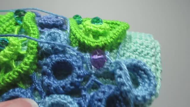 Продолжаю обшивать колечками из вязаного жгута поверхность сумки "Рыбка" смотреть онлайн