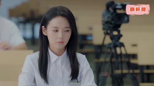 霸道總裁對鏡頭里突然出現的灰姑娘一見鍾情，魂牽夢縈再也忘不掉她！ смотреть онлайн